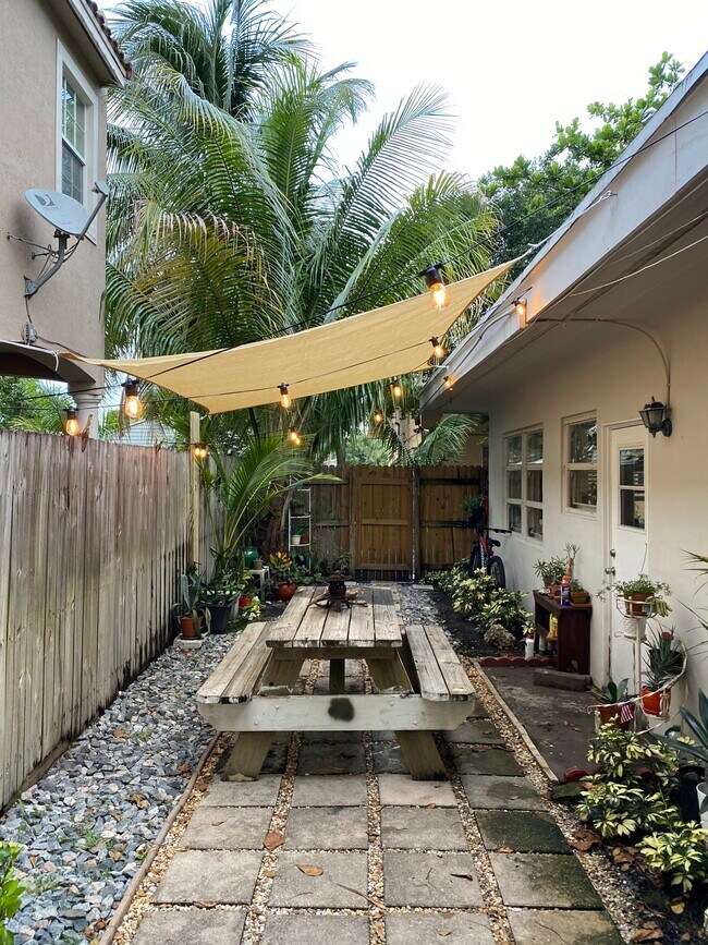 Building Photo - 713 SW 7th St