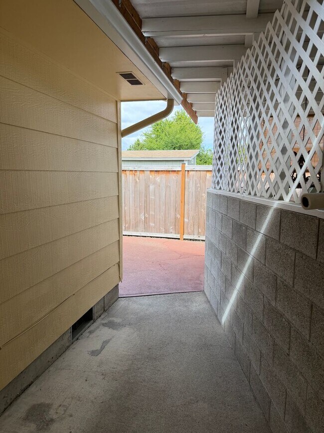 Building Photo - Updated two-bedroom one bathroom duplex in Thurston!