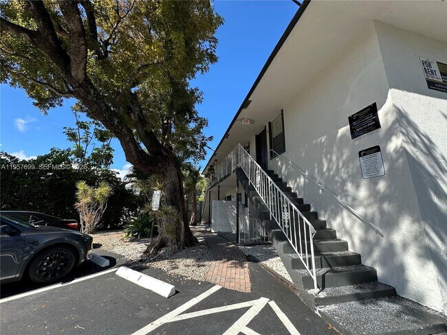 Building Photo - 1409 N Dixie Hwy