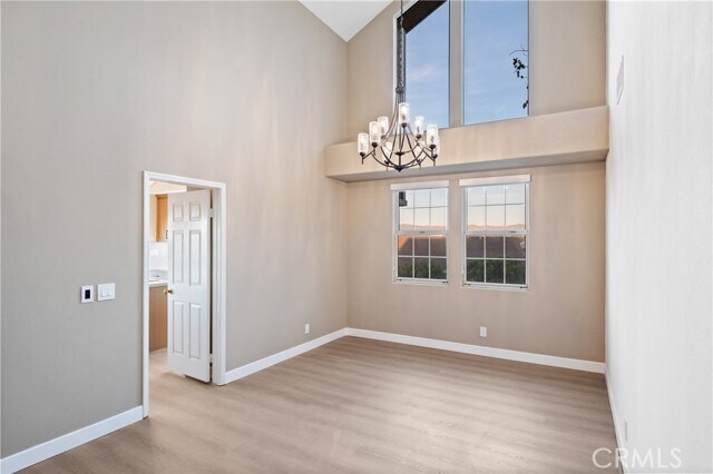 Building Photo - 6 Saros