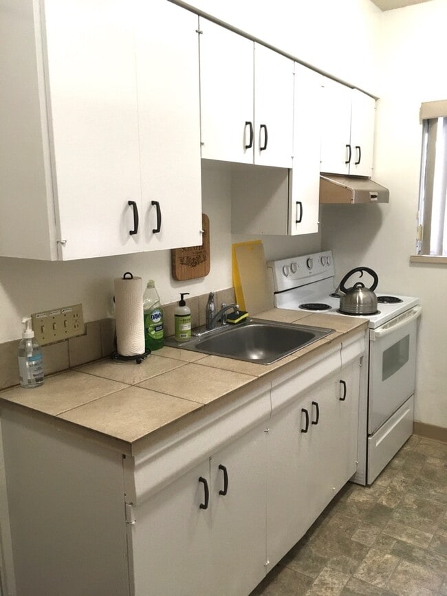 all kitchen supplies included - 465 Winslow Way E