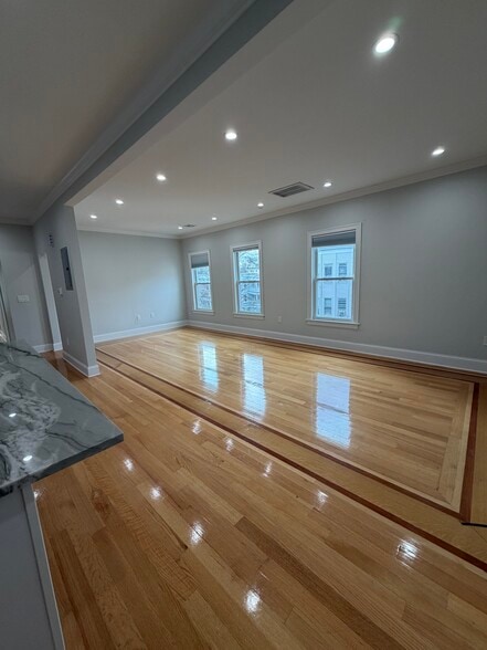 Building Photo - 27 Lyon St