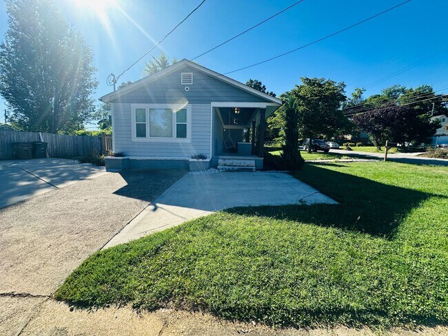 Building Photo - Urban setting w/ incredible fenced in back yard. 3 bed/2bath + detached office building