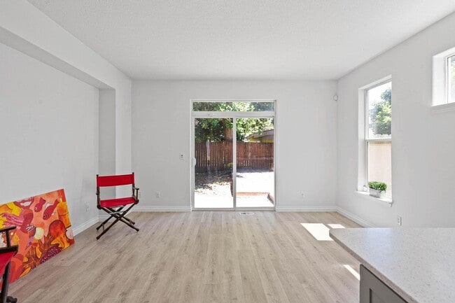 Building Photo - Lovely 3-bdrm/2-bath thin house in Portsmouth. Fenced backyard w/ deck, 1-car garage