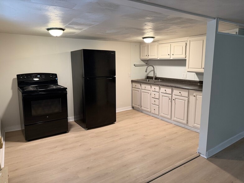 Building Photo - 2570 Sanger Ln