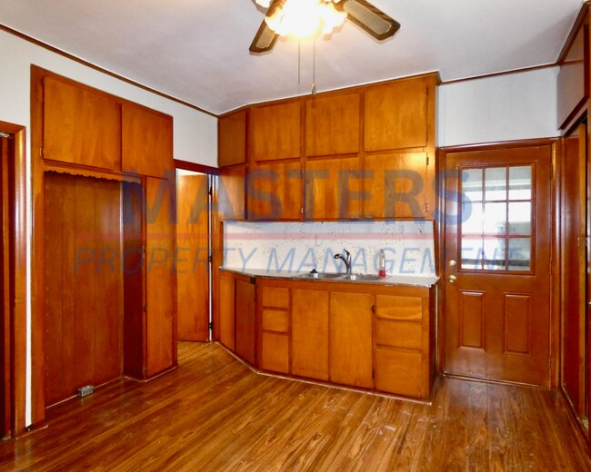Building Photo - Spacious Rental | Convenient Central Location