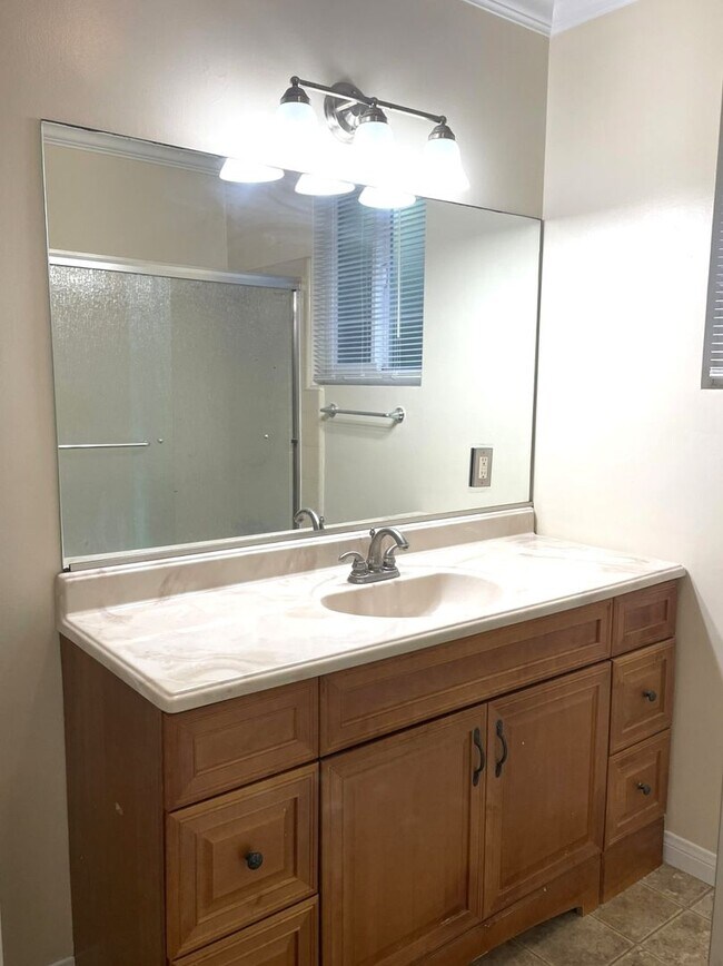 Building Photo - 437