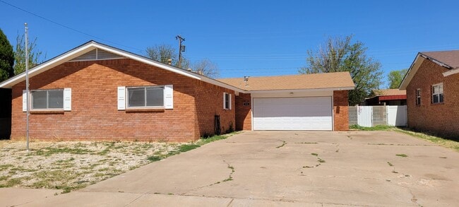 Building Photo - LARGE HOME ON QUIET STREET