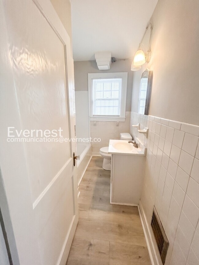 Building Photo - 856 N Cameron Ave