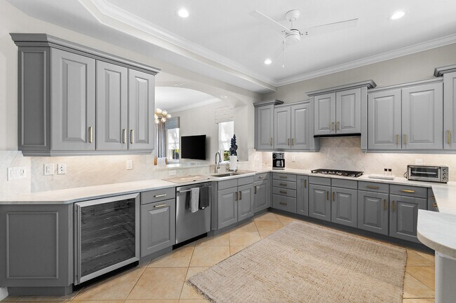 Building Photo - 2864 Tiburon Blvd E