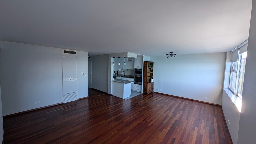Living/dining - 6301 N Sheridan Rd