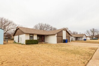 Building Photo - 4902 S Gum Ave