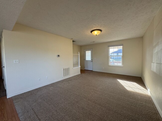 Building Photo - Spacious 3 bedroom, 2.5 bathroom Duplex