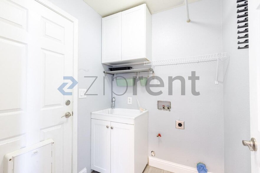 Building Photo - Unit