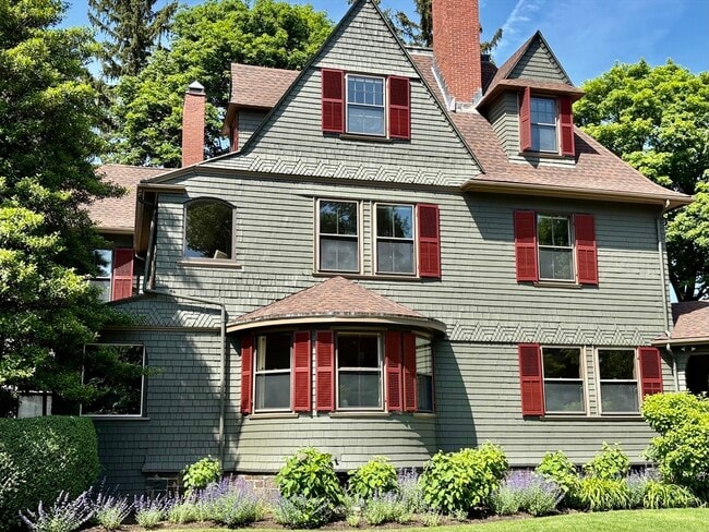Building Photo - 8 Traill St