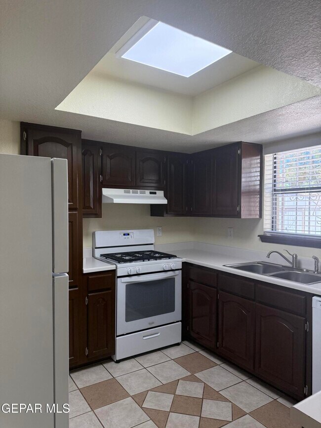 Building Photo - 12000 Ivory Gate Way