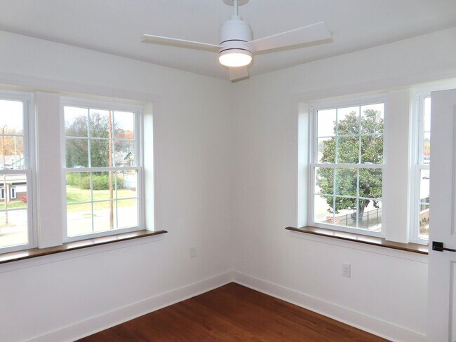 Building Photo - 2724 E Magnolia Ave