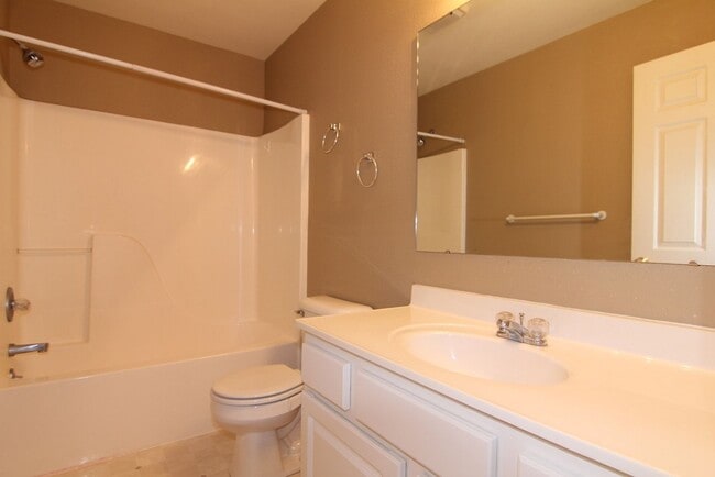 Building Photo - Beautifully Renovated Large 4 bedroom Dupl...