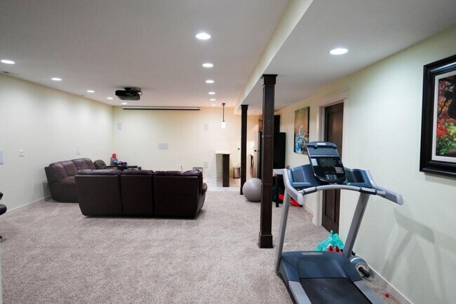 Building Photo - "Luxury Ranch Living: Your Dream Home with Furnished Basement in Urbandale"