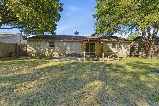 Building Photo - Amazing in Arlington