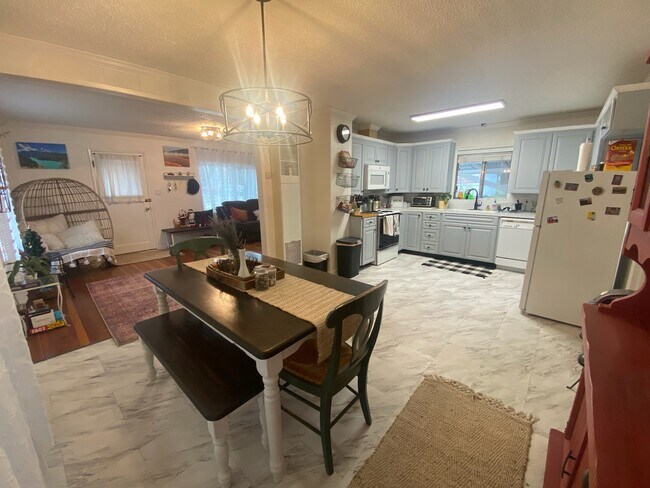 Building Photo - 110 6th St