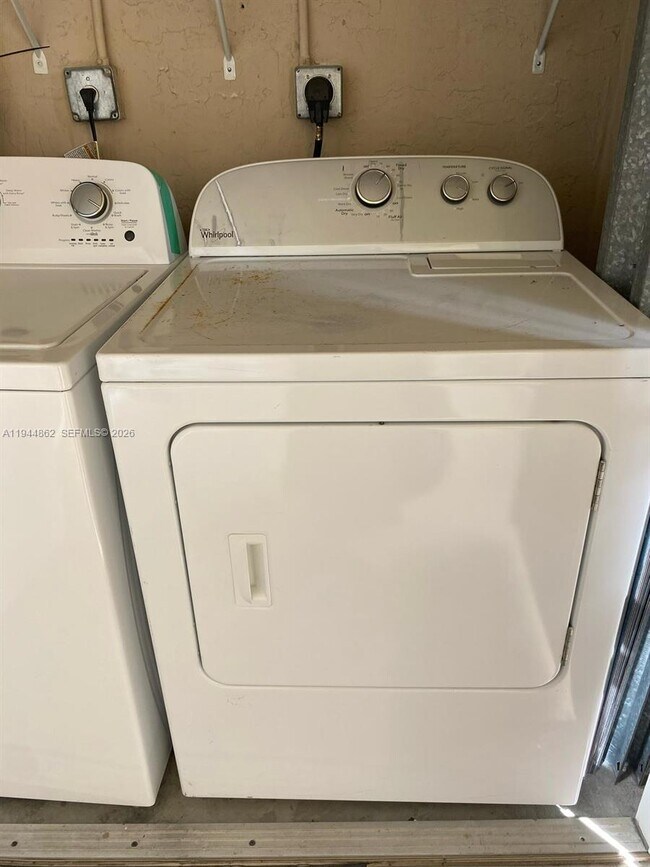 Building Photo - 220 SW 116th Ave