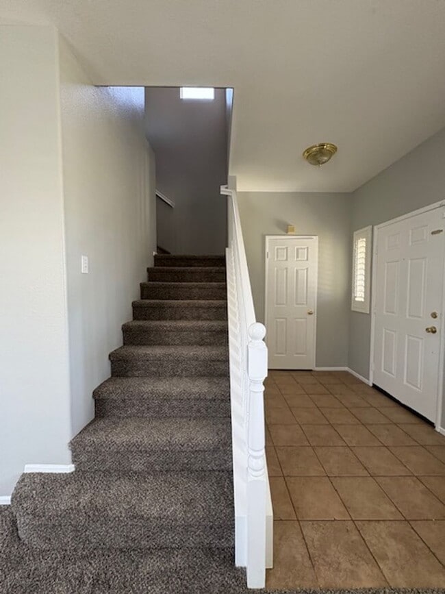 Building Photo - 4 Bedroom with NEW Carpet & Paint