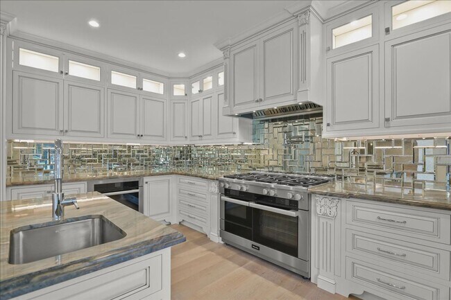 Building Photo - Luxury 10 Bedrooms, 9 Bathroom Estate for Lease in Los Gatos
