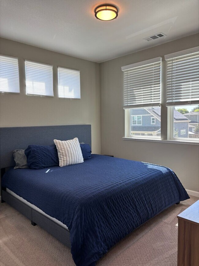 Building Photo - Newer 4 bedroom 2.5 bathrooms Available May 16th