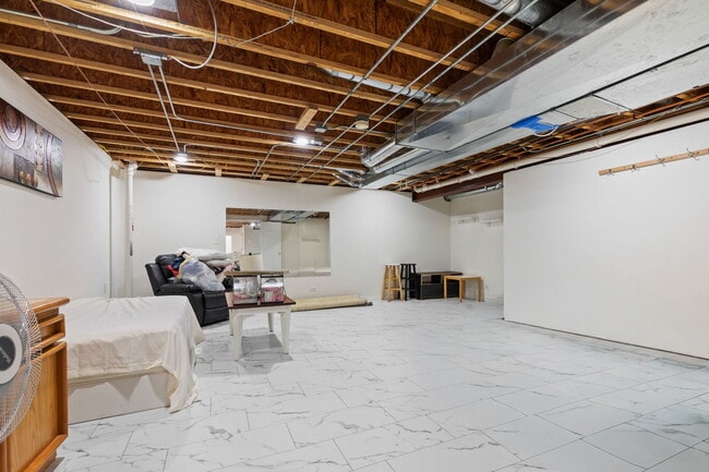 Building Photo - 9 Lake Plumleigh Ct