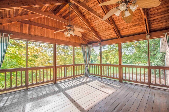 Building Photo - Halls 37938 - 4 bedroom, bath home with 4 garage spaces - Call Susan Niedergeses 865-300-4722