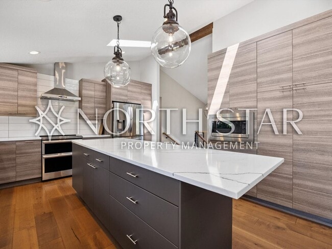 Building Photo - 860 S Skyland Dr