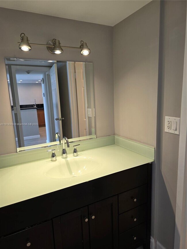 Building Photo - 100 Bayview Dr