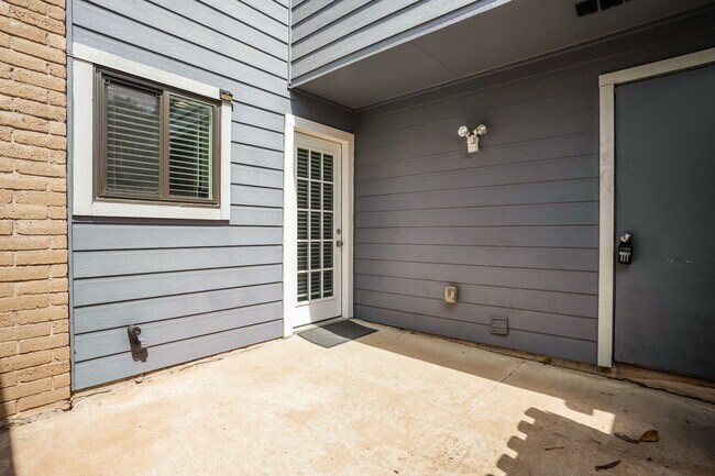 Building Photo - Beautiful 2 bedroom, 2 bathroom condo in Galindo!!!