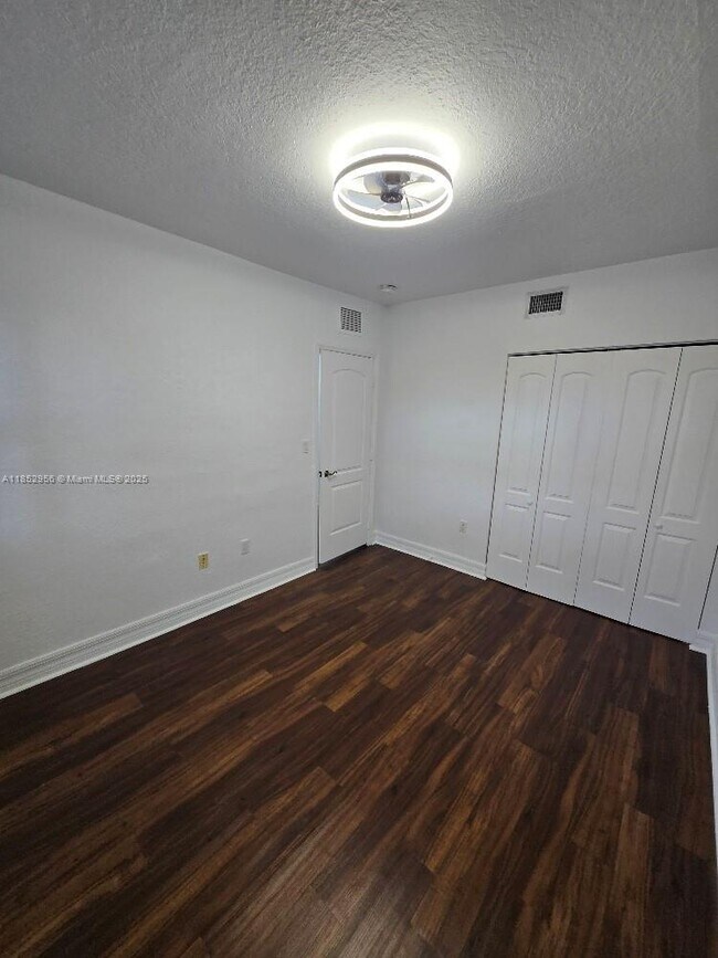 Building Photo - 1701 N Treasure Dr