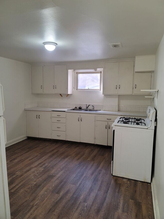 Building Photo - $1195 - 1BR/1BA Pet Friendly Duplex Near G...