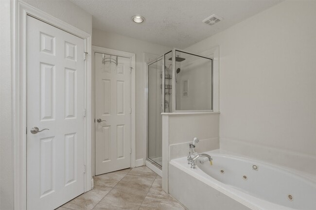 Building Photo - 5515 Venice St