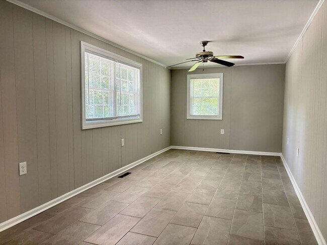 Building Photo - Available now. WATER & SEWER INCLUDED! Gre...