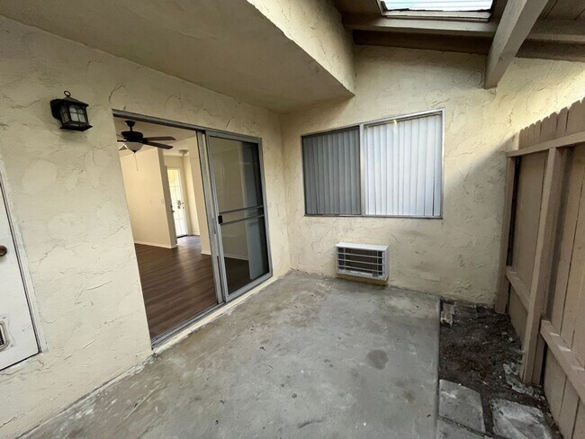 Building Photo - 2717 Santiago Rd