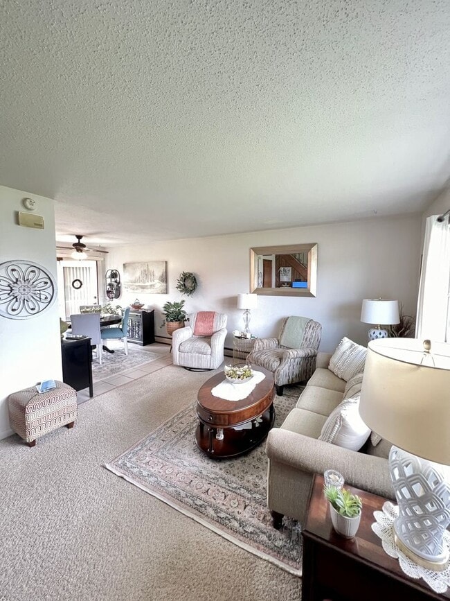 Building Photo - AVAILABLE MAY - Large 2 Bedroom Apartment!