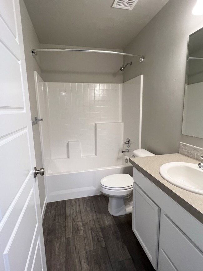 Building Photo - Newer 3 bed 2 bath with a home office just...