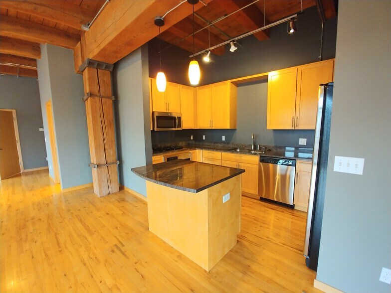 Building Photo - 607 Washington Ave S