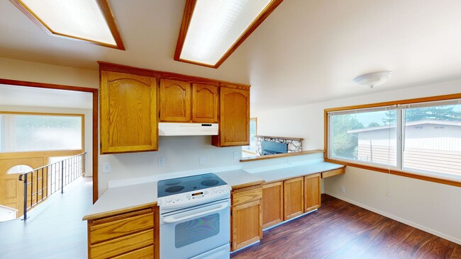 Building Photo - Location, Location, Location! - Four Bedroom house located minutes from Des Moines Waterfront