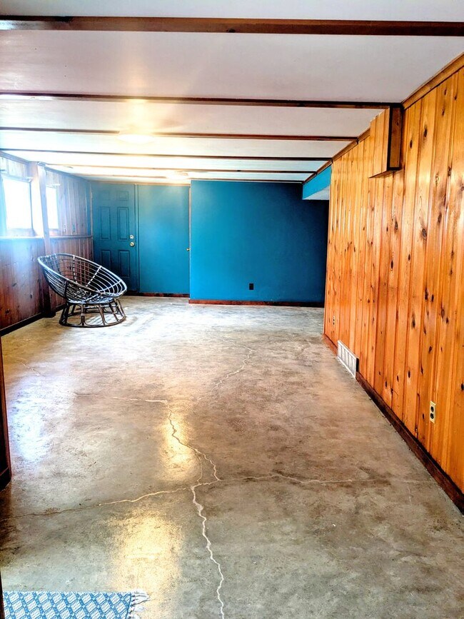 Building Photo - 3 bd, 1.5 ba house, N  Central location, f...