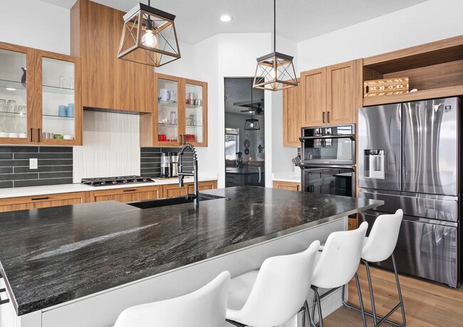 Building Photo - GORGEOUS Sandy Home!!!