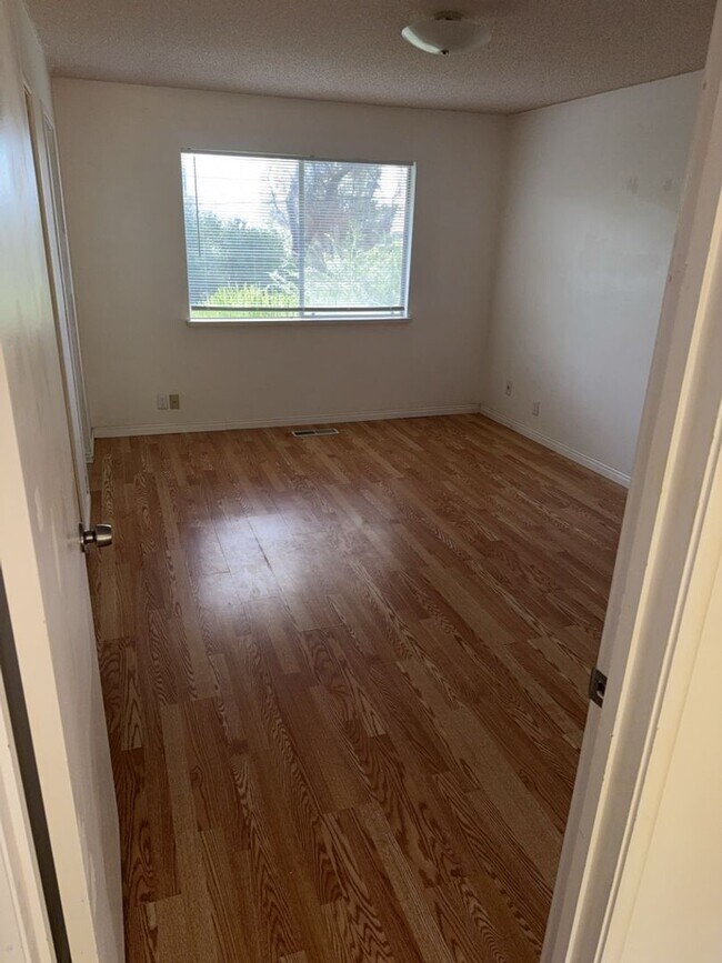 Building Photo - Charming 3-bedroom, 2-bathroom home is nes...