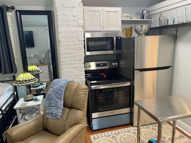 Building Photo - Furnished Tiny House!