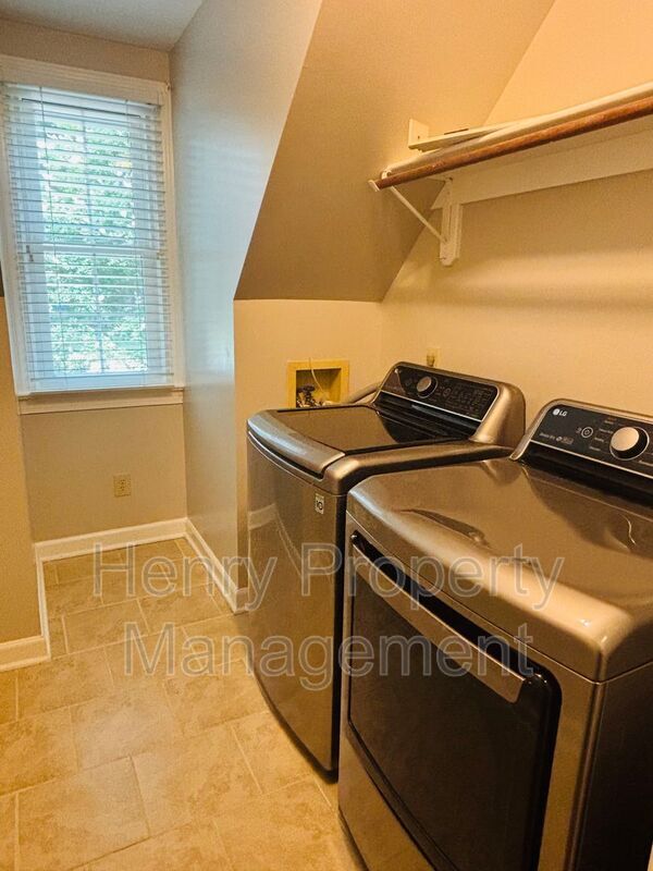 Building Photo - 203 Langston Mill Ct