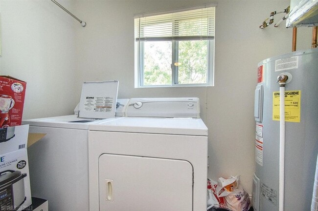 Building Photo - Charming 3-Bedroom Townhome with Private E...
