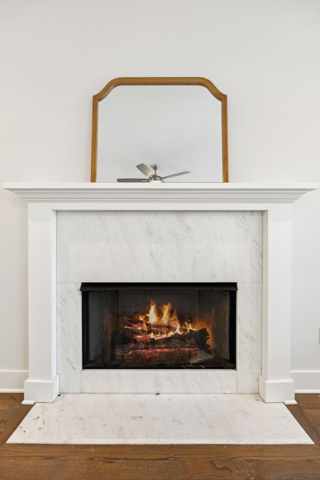 Building Photo - Grandeur in Germantown!